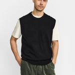 Chaleco REVOLUTION Knit Vest 6630 Negro, modelo frontal