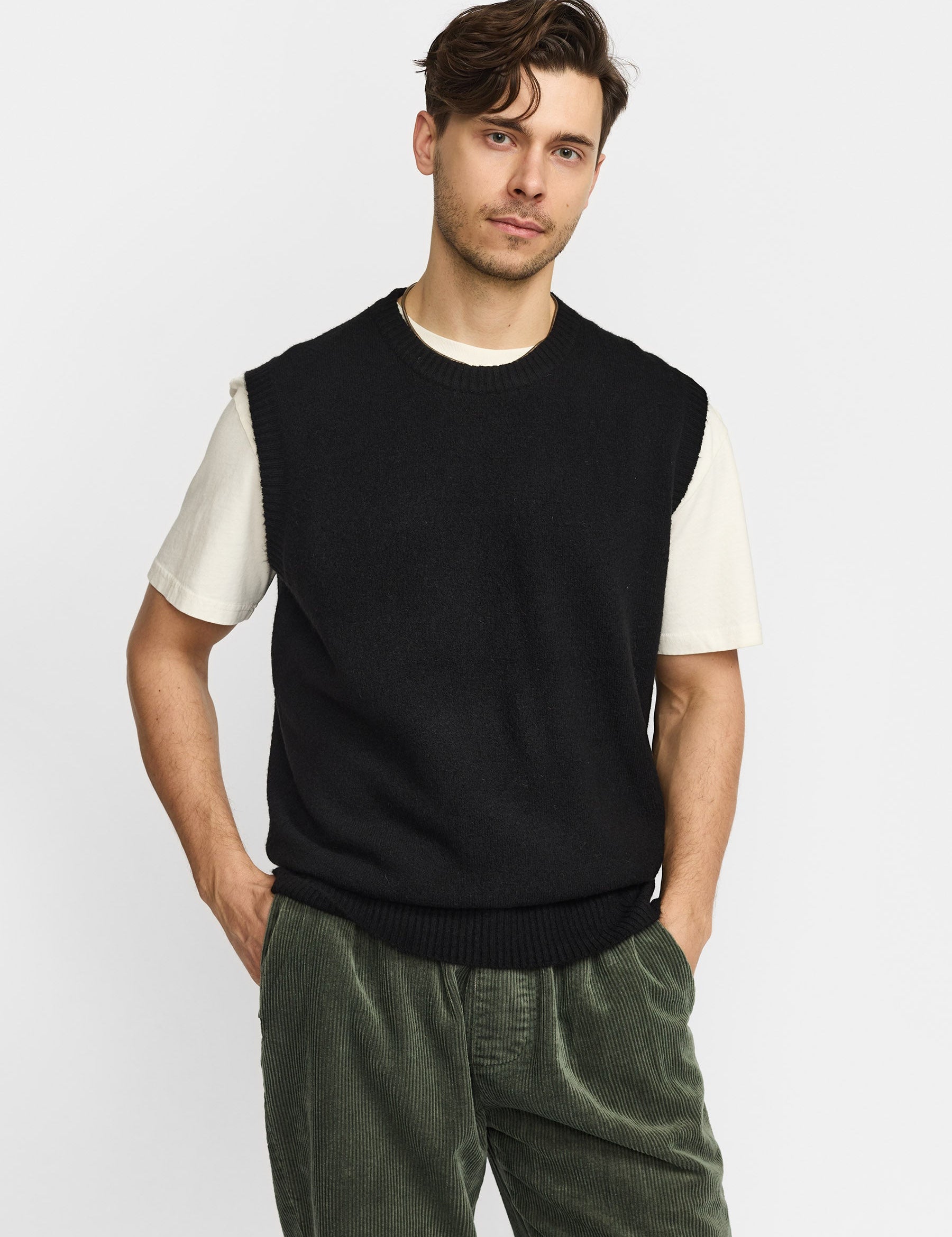 Chaleco REVOLUTION Knit Vest 6630 Negro, modelo frontal