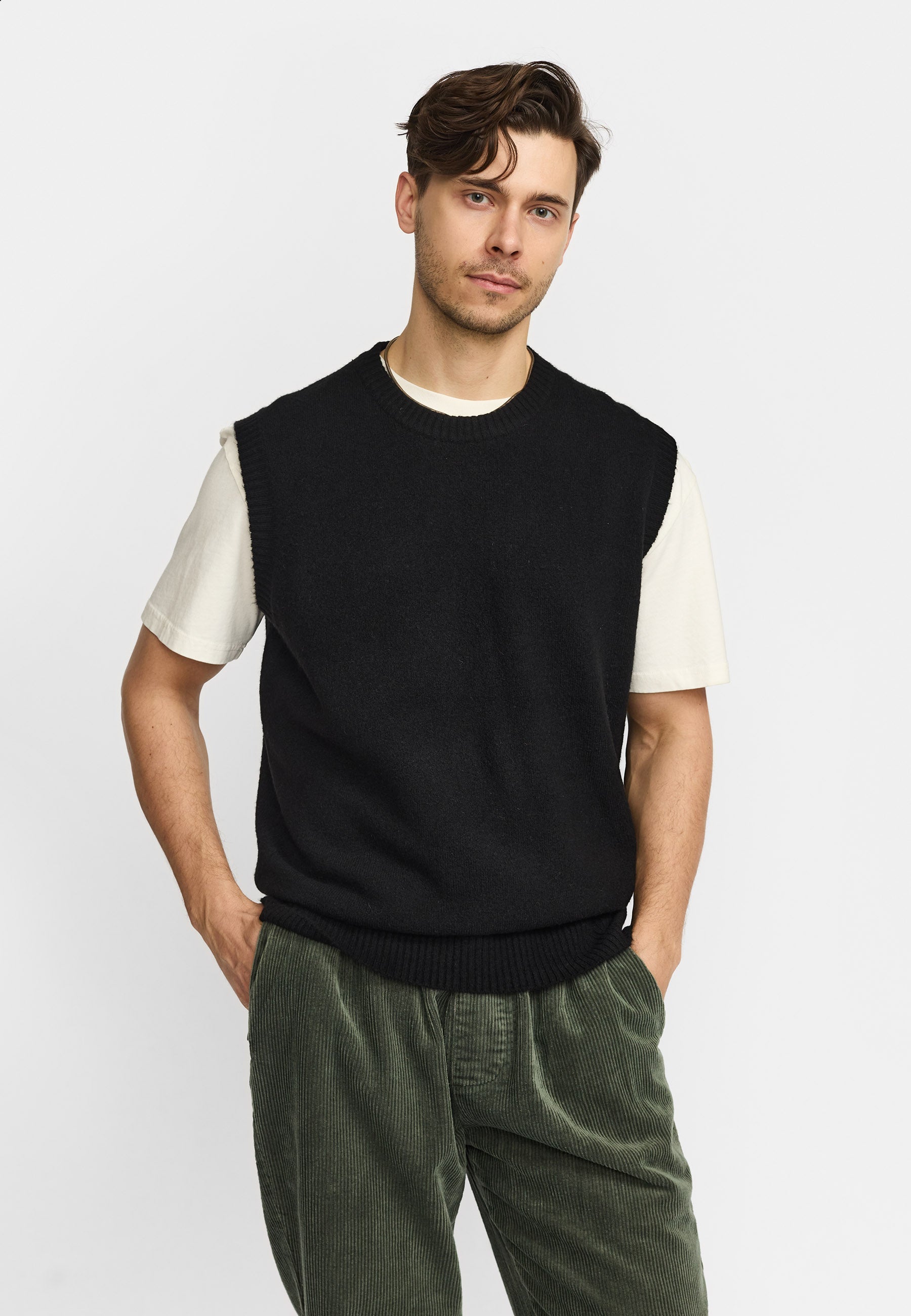Chaleco REVOLUTION Knit Vest 6630 Negro, modelo frontal