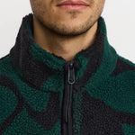 Chaqueta REVOLUTION Graphic Teddy 7025 Verde Oscuro, detalle cuello