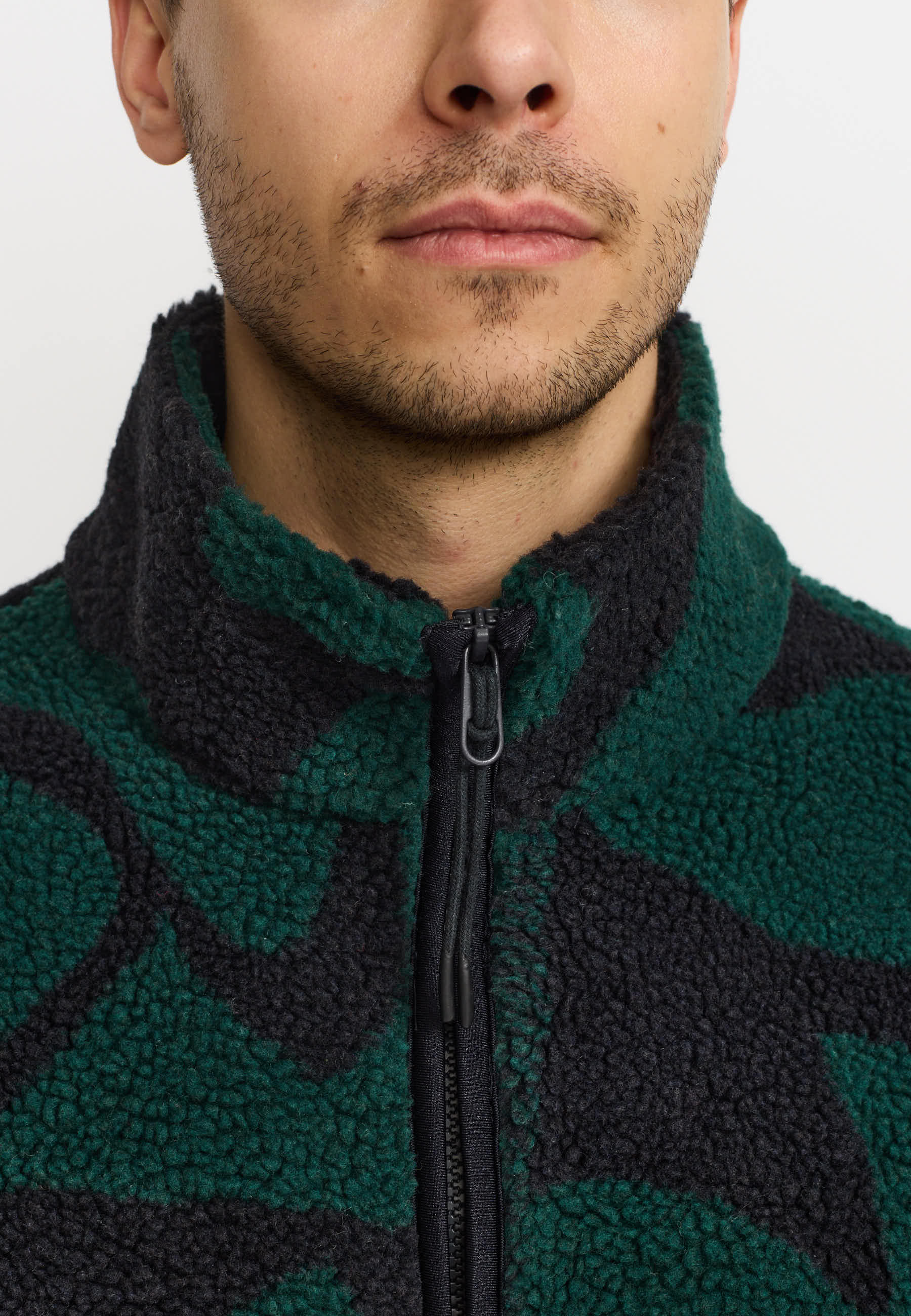 Chaqueta REVOLUTION Graphic Teddy 7025 Verde Oscuro, detalle cuello