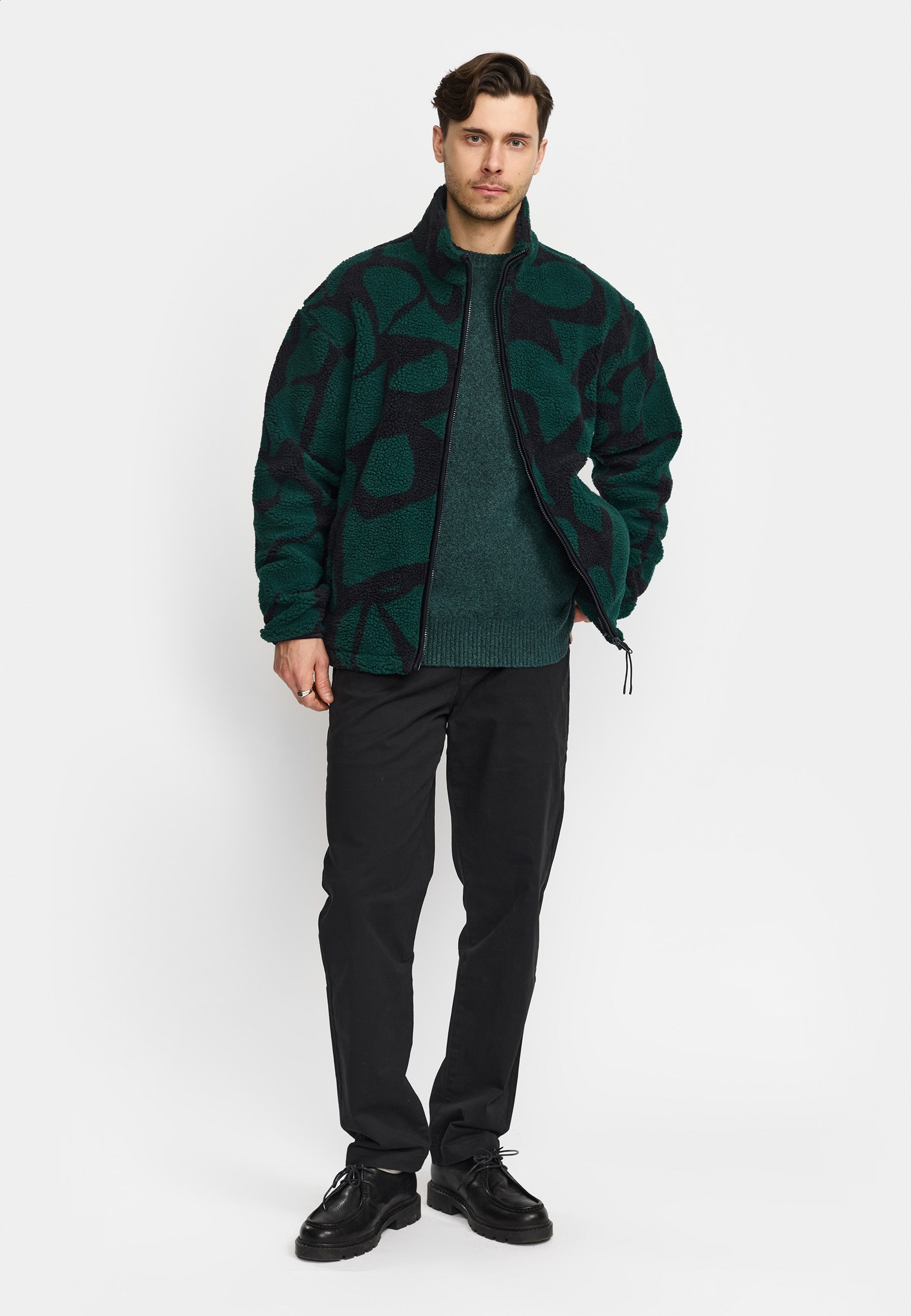 Chaqueta REVOLUTION Graphic Teddy 7025 Verde Oscuro, modelo completo