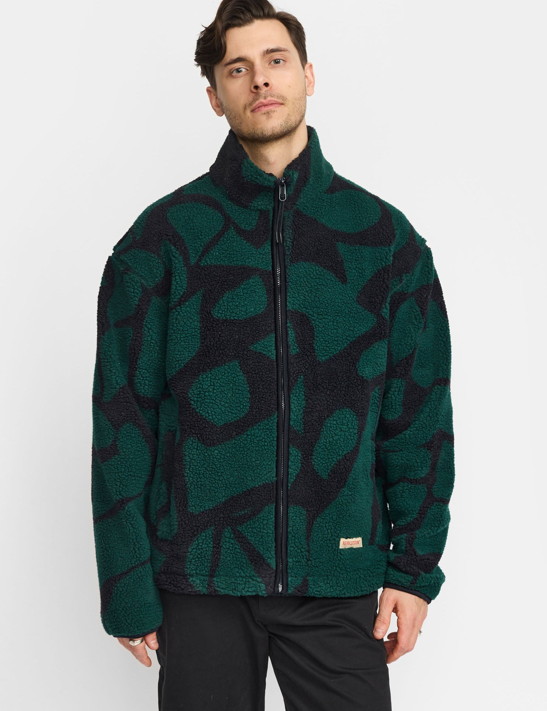 Chaqueta REVOLUTION Graphic Teddy 7025 Verde Oscuro, modelo frontal