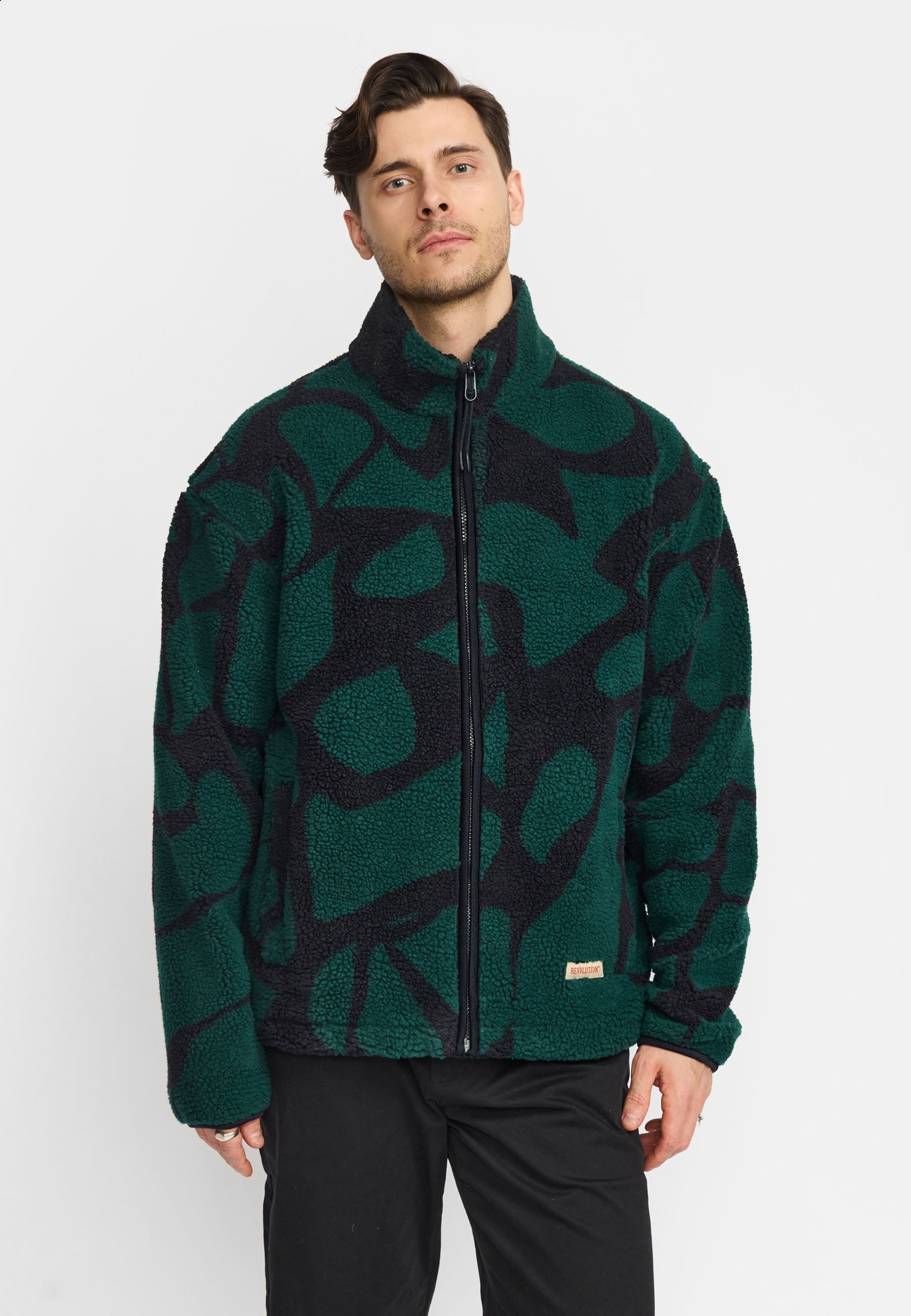 Chaqueta REVOLUTION Graphic Teddy 7025 Verde Oscuro, modelo frontal