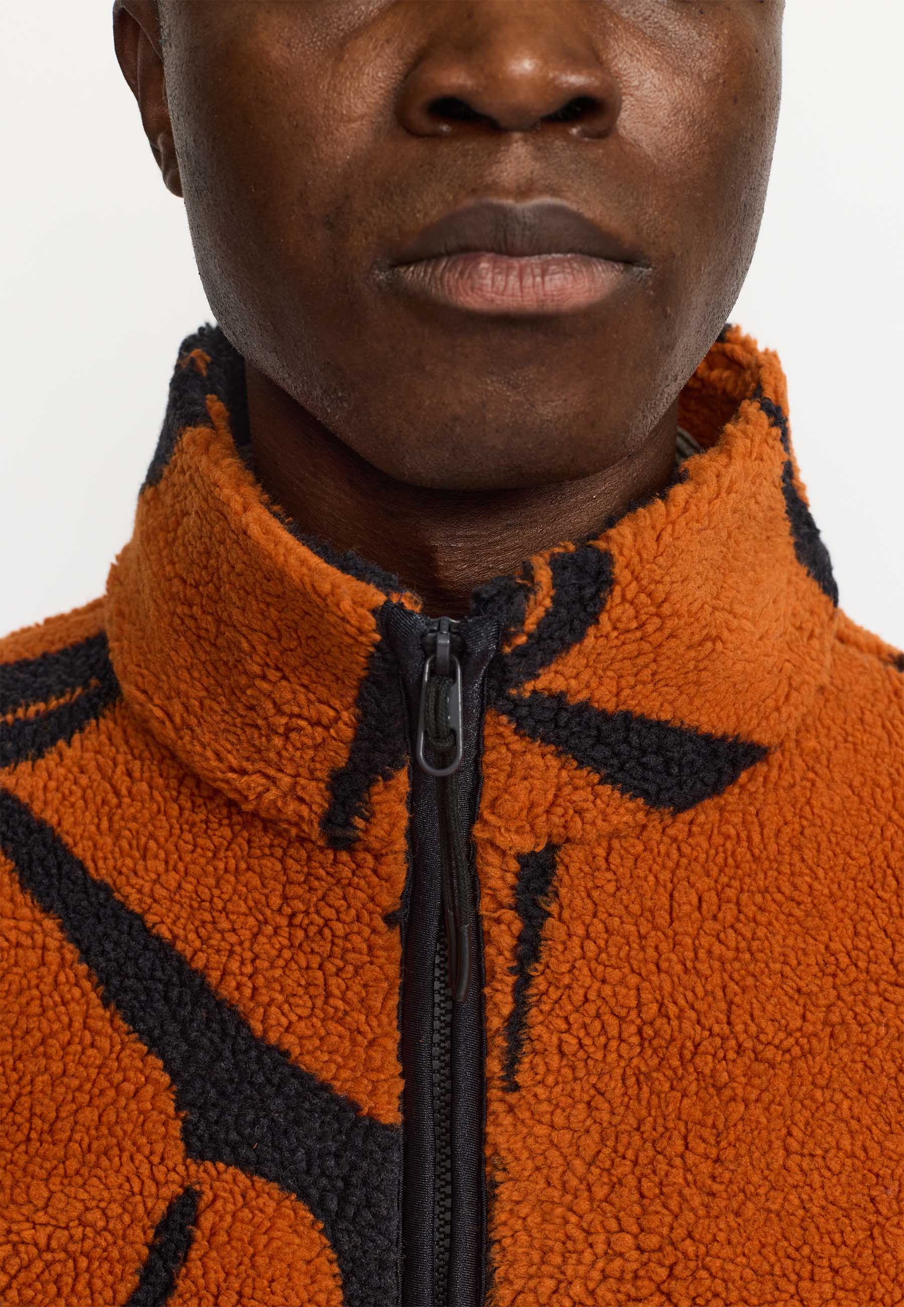 Chaqueta REVOLUTION Graphic Teddy 7025 Naranja, detalle cuello