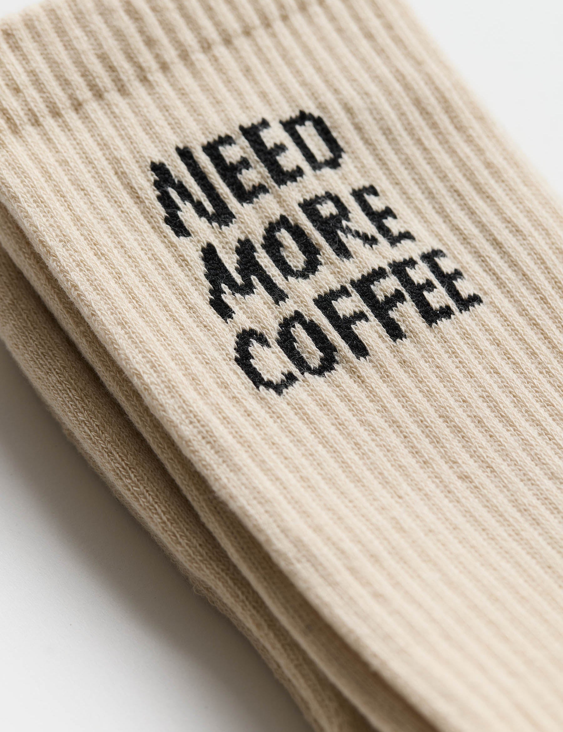 Calcetines REVOLUTION 8927 NEE Need More Coffee Blanco Roto, detalle grafico