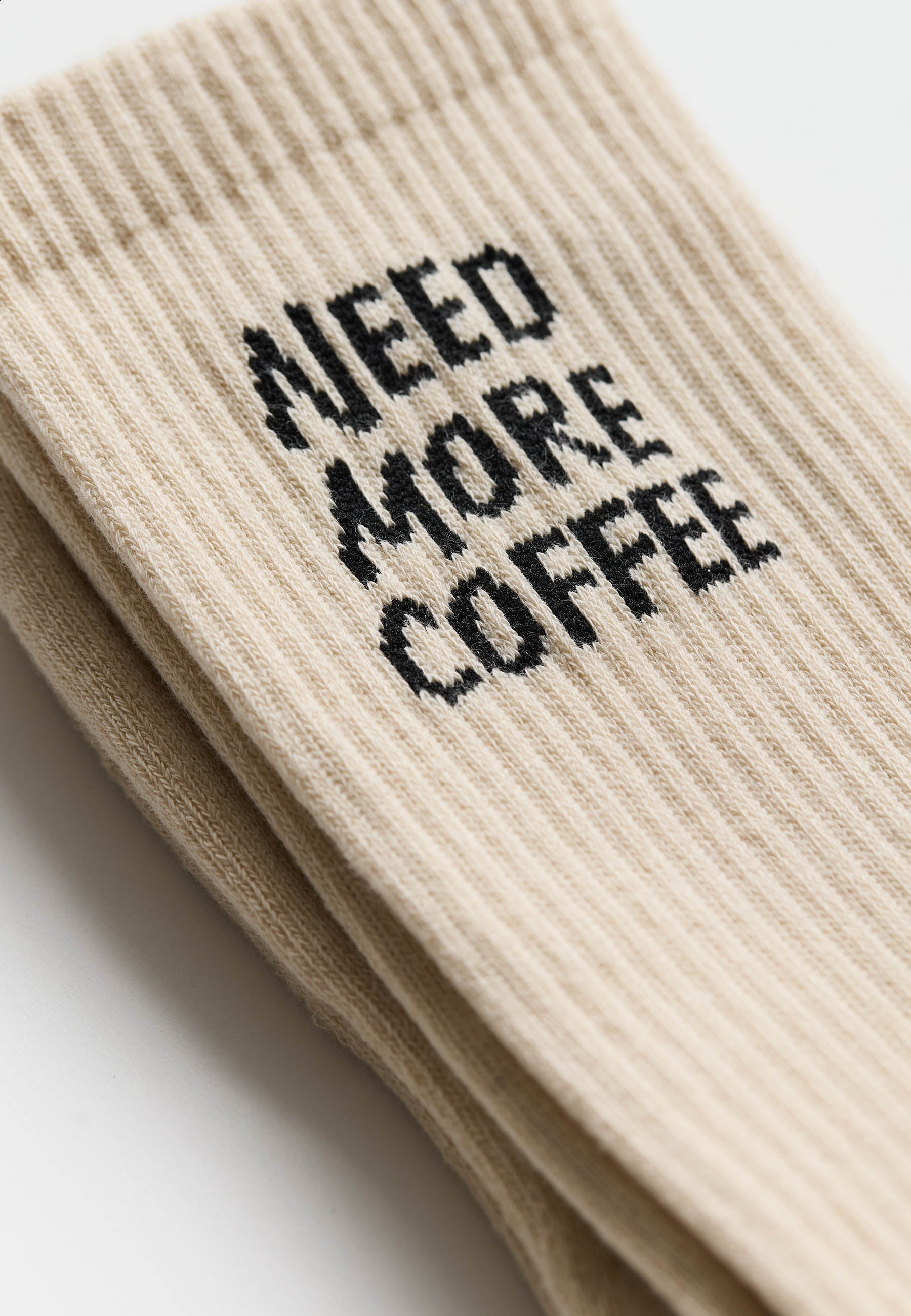 Calcetines REVOLUTION 8927 NEE Need More Coffee Blanco Roto, detalle grafico