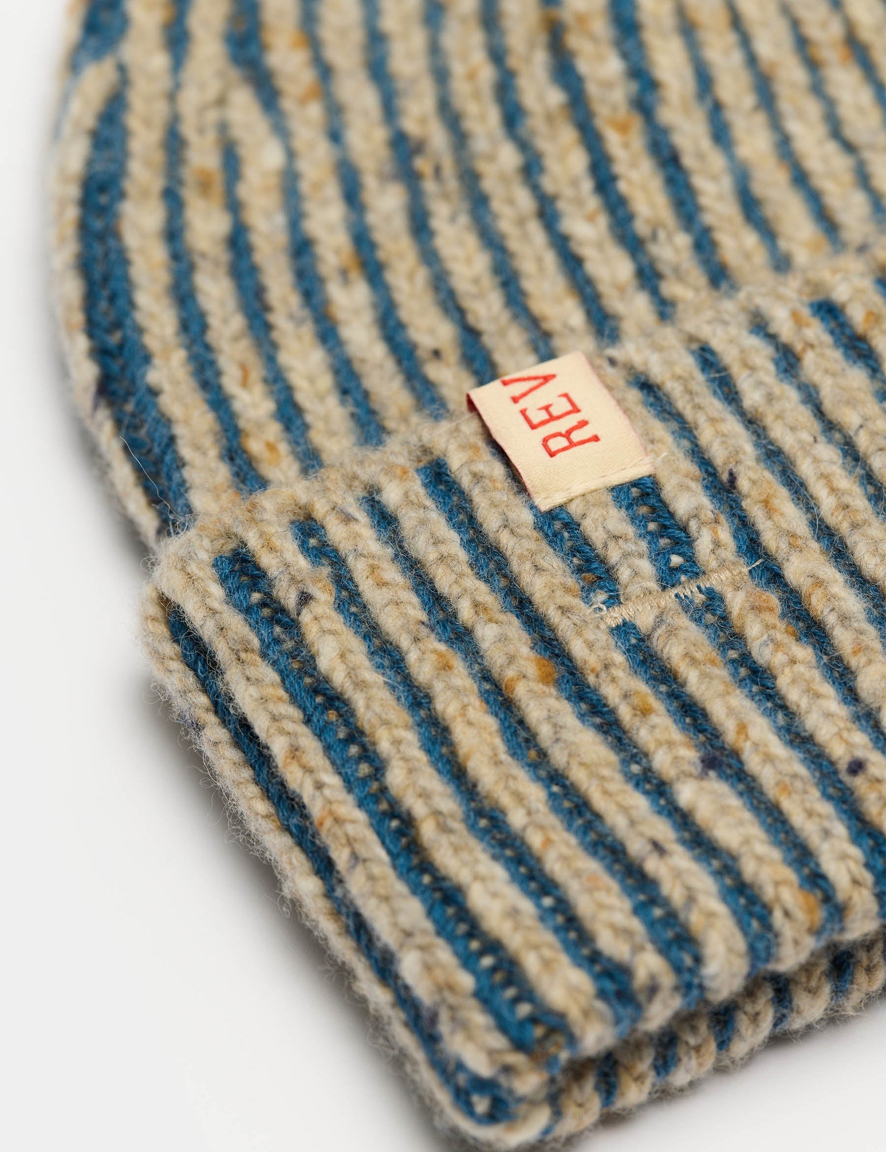 Gorro REVOLUTION Melange Beanie Blanco Roto, detalle