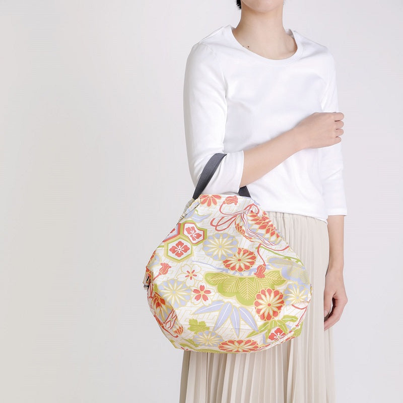 Bolsa SHUPATTO Japan Collection Compact M 15 L Mari, en modelo