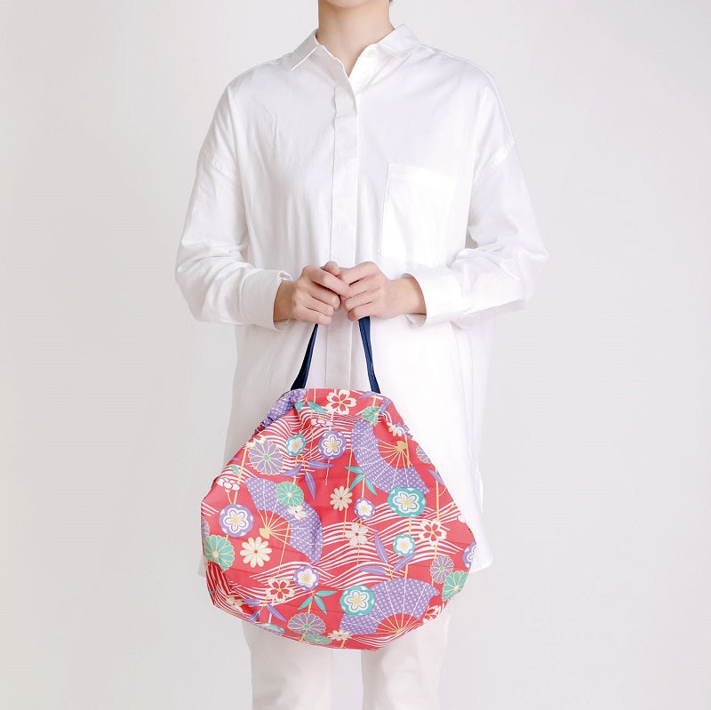 Bolsa SHUPATTO Japan Collection Compact M 15 L Ougi, en modelo