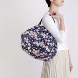 Bolsa SHUPATTO Japan Collection Compact M 15 L Sakura, en modelo