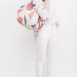 Bolsa SHUPATTO Compact M 15 L Fabric Scraps, en modelo