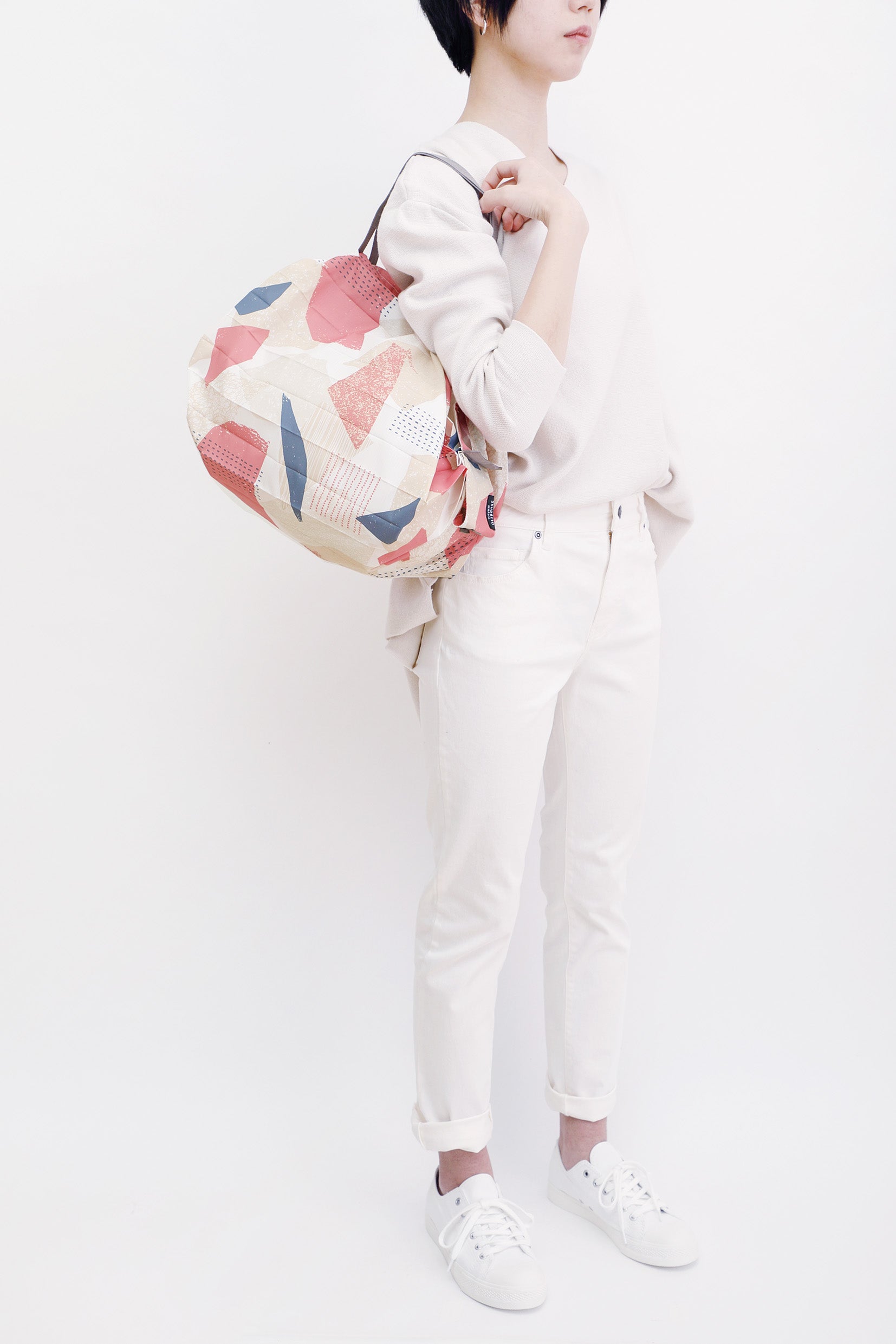 Bolsa SHUPATTO Compact M 15 L Fabric Scraps, en modelo