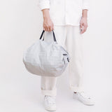 Bolsa SHUPATTO Compact M 15 L Stripe, en modelo