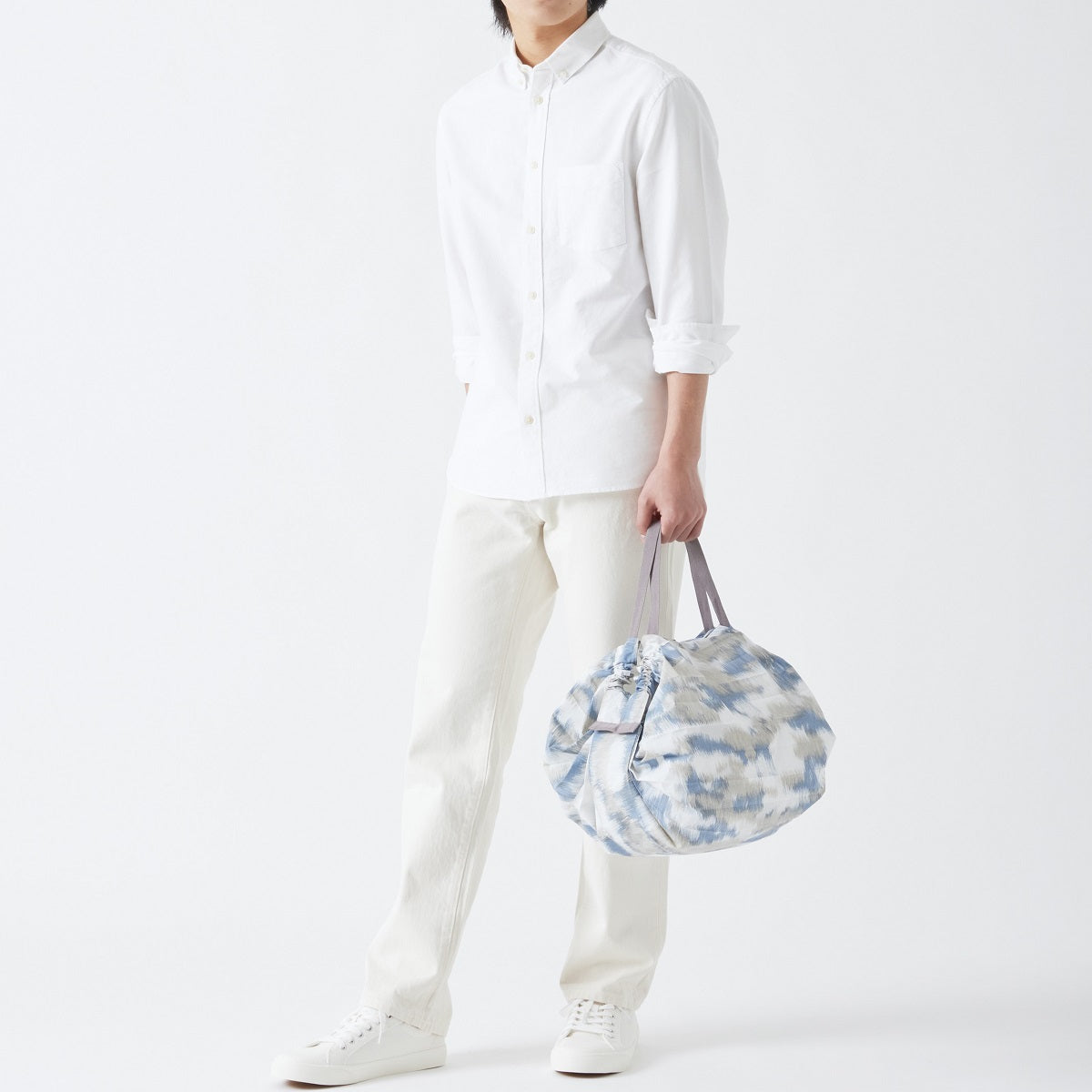 Bolsa SHUPATTO Compact M 15 L Floating Clouds, en modelo