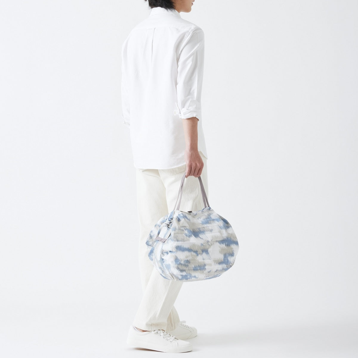 Bolsa SHUPATTO Compact M 15 L Floating Clouds, en modelo