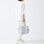 Bolsa SHUPATTO Compact M 15 L Floating Clouds, en modelo