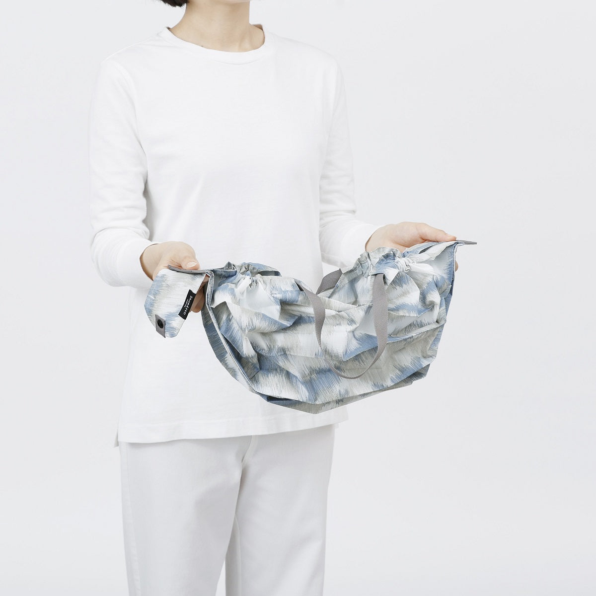 Bolsa SHUPATTO Compact M 15 L Floating Clouds, plegada