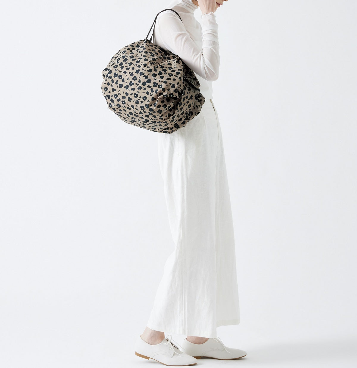 Bolsa SHUPATTO Compact M 15 L Paw Marks, en modelo