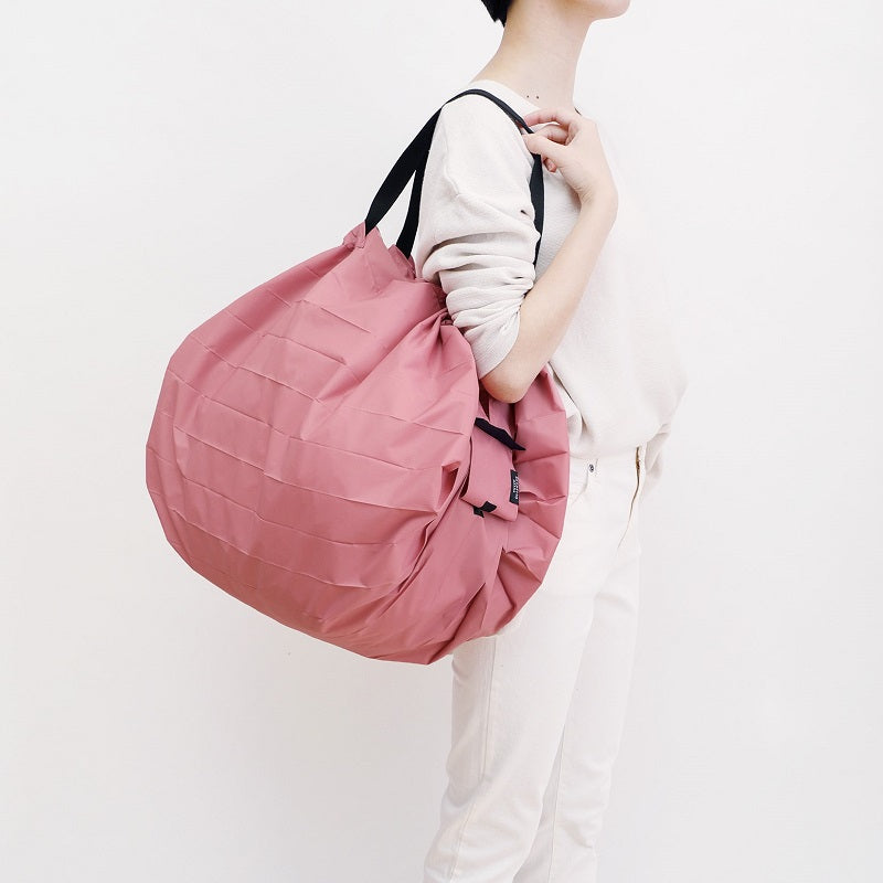 Bolsa SHUPATTO Compact L 40 L Peach (Momo), en modelo