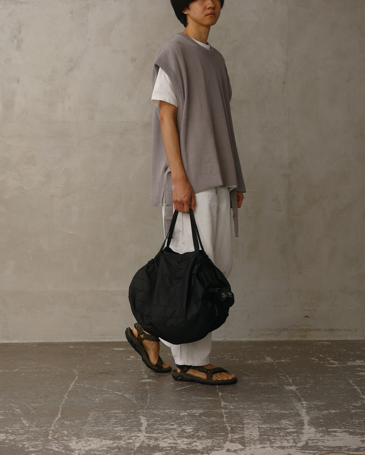 Bolsa SHUPATTO Packable Bag 27 L Black, en modelo