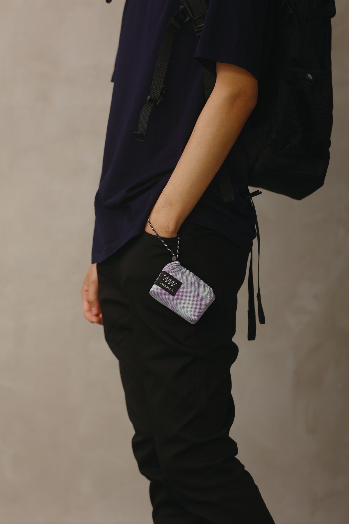 Bolsa SHUPATTO Packable Bag 27 L Evening Mist, en modelo