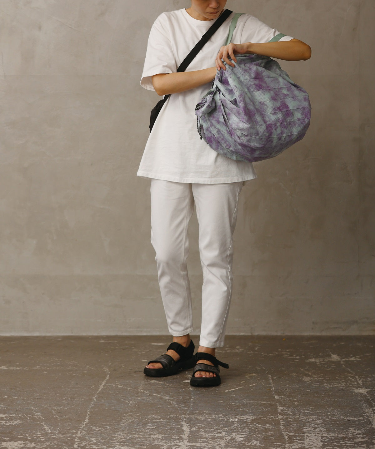 Bolsa SHUPATTO Packable Bag 27 L Evening Mist, en modelo