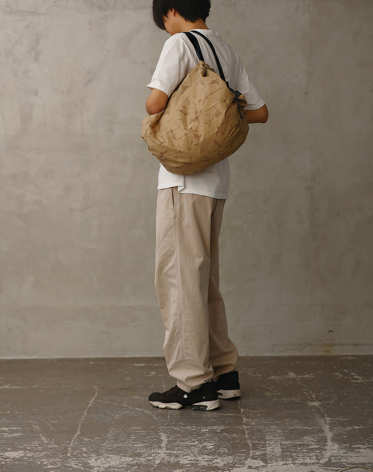 Bolsa SHUPATTO Packable Bag 27 L Flying Birds, en modelo