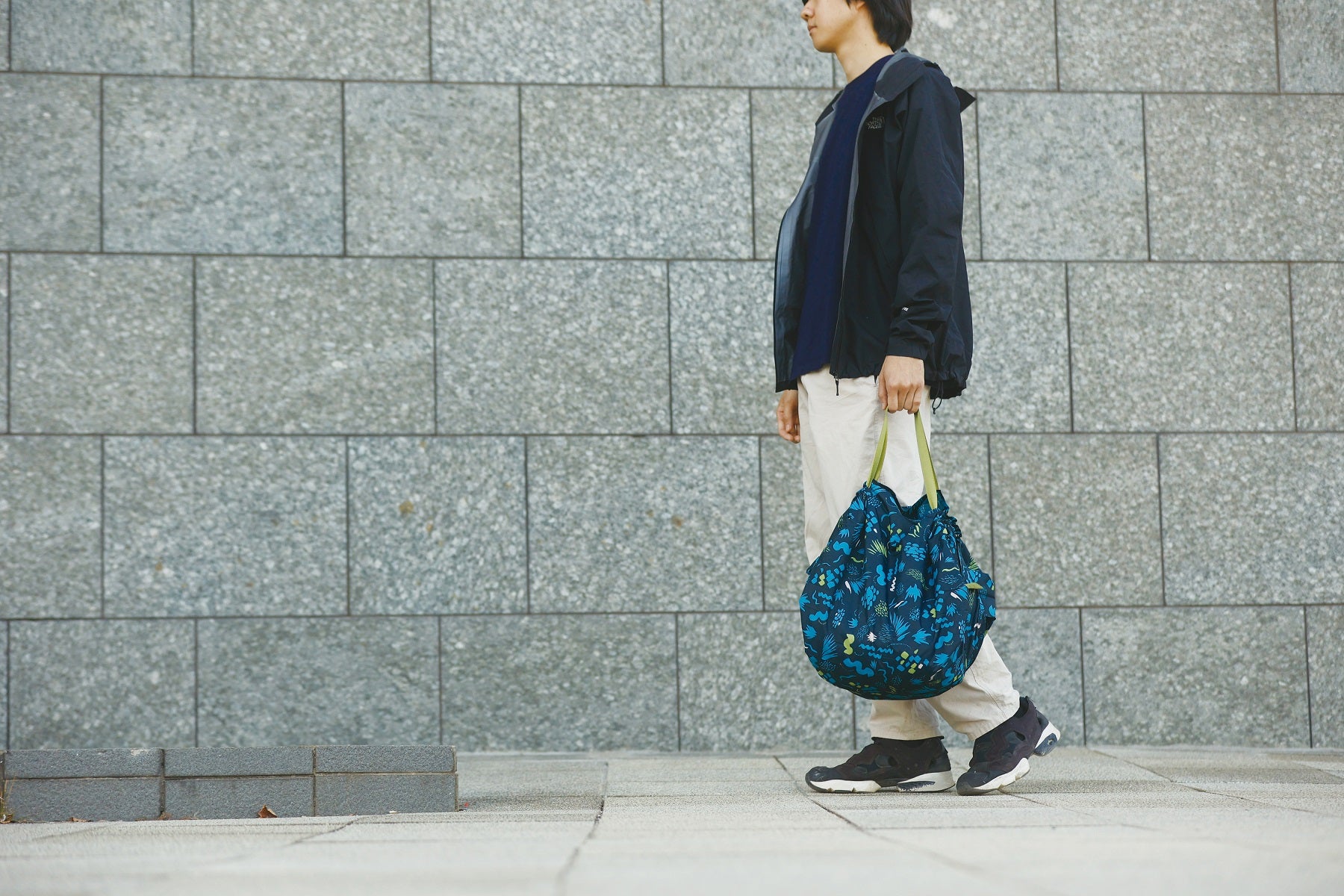 Bolsa SHUPATTO Packable Bag 27 L Grassland, en modelo