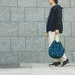 Bolsa SHUPATTO Packable Bag 27 L Grassland, en modelo