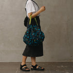 Bolsa SHUPATTO Packable Bag 27 L Grassland, en modelo