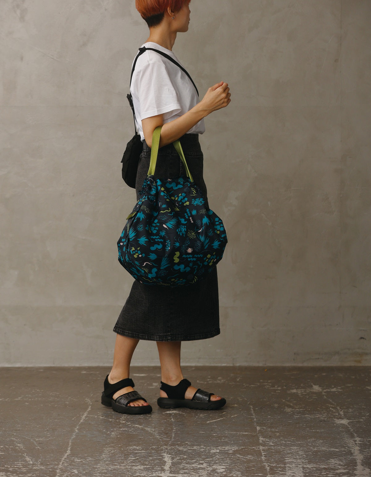 Bolsa SHUPATTO Packable Bag 27 L Grassland, en modelo