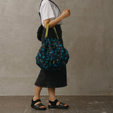 Bolsa SHUPATTO Packable Bag 27 L Grassland, en modelo
