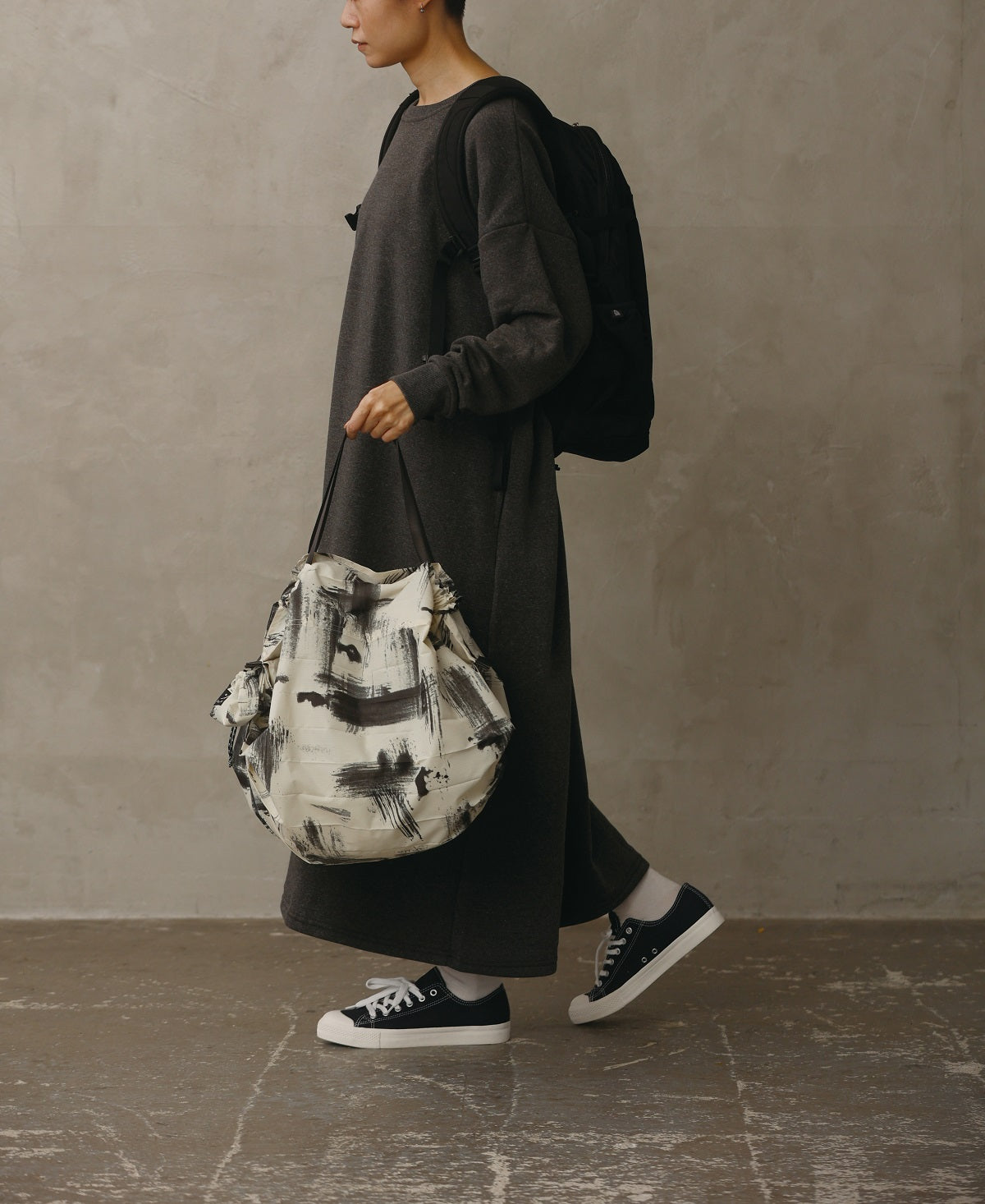 Bolsa SHUPATTO Packable Bag 27 L White Birch, en modelo