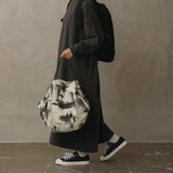 Bolsa SHUPATTO Packable Bag 27 L White Birch, en modelo