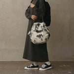 Bolsa SHUPATTO Packable Bag 27 L White Birch, en modelo