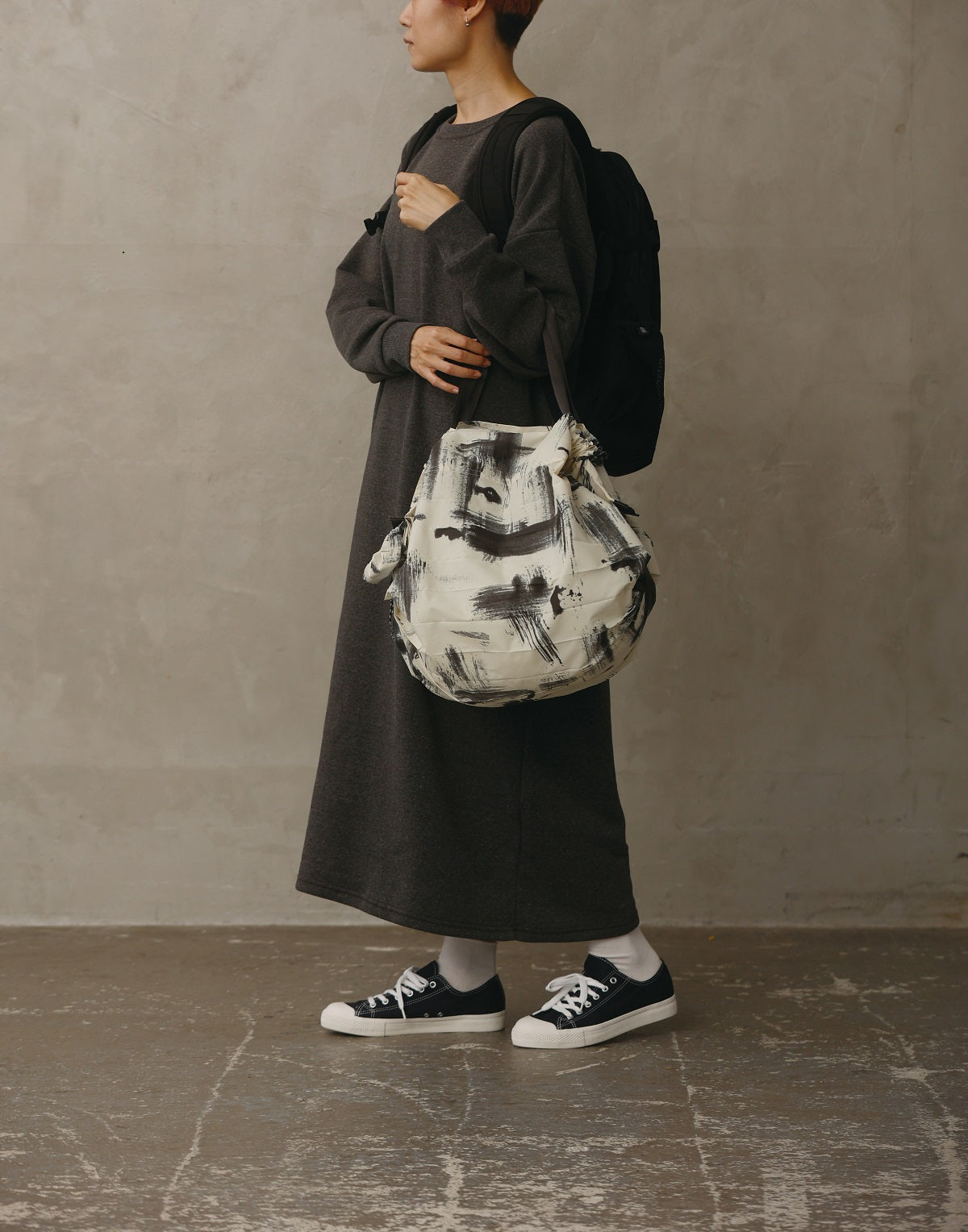 Bolsa SHUPATTO Packable Bag 27 L White Birch, en modelo