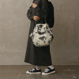 Bolsa SHUPATTO Packable Bag 27 L White Birch, en modelo