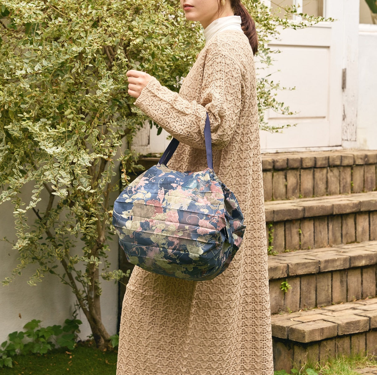 Bolsa SHUPATTO Recycled Compact M 15 L Ivy Leaves, en modelo
