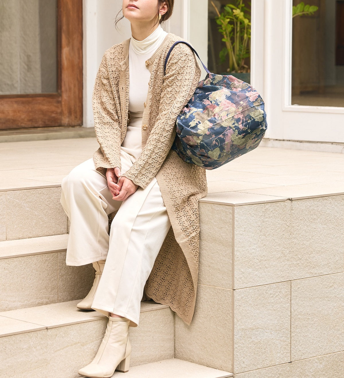 Bolsa SHUPATTO Recycled Compact M 15 L Ivy Leaves, en modelo