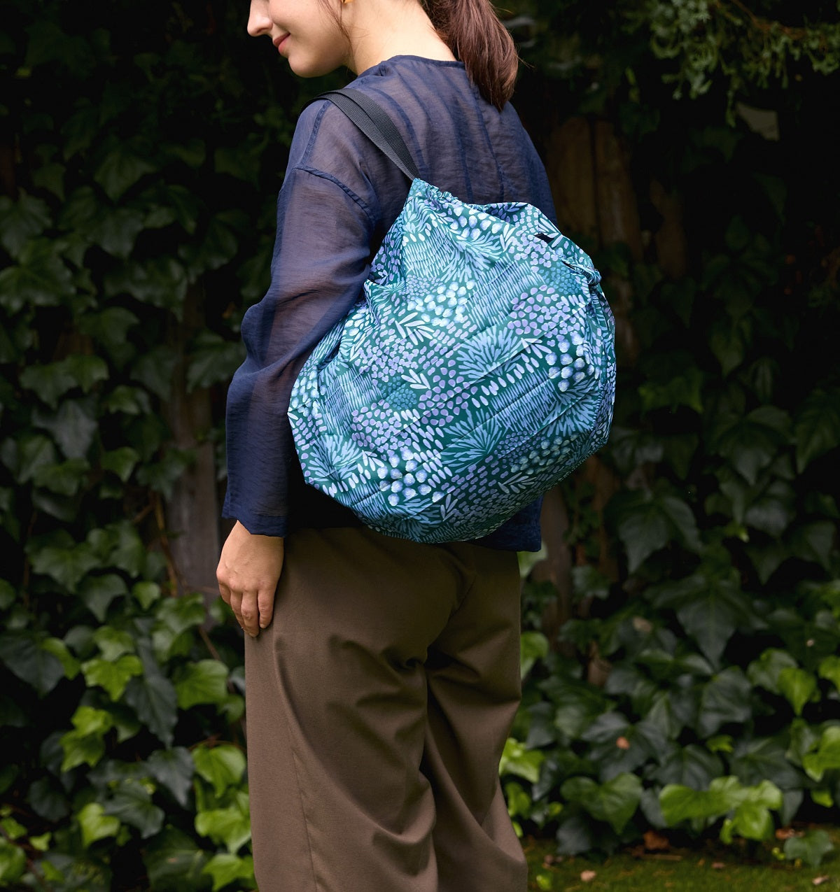 Bolsa SHUPATTO Recycled Compact M 15 L Scent of Herbs, en modelo