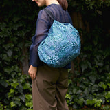 Bolsa SHUPATTO Recycled Compact M 15 L Scent of Herbs, en modelo