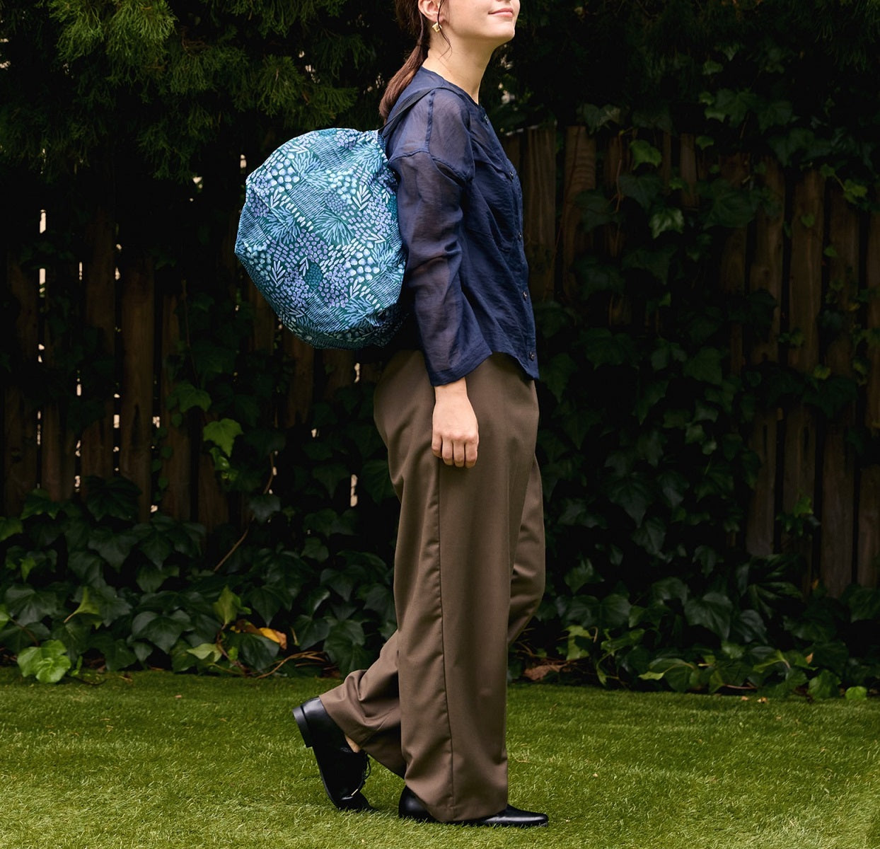 Bolsa SHUPATTO Recycled Compact M 15 L Scent of Herbs, en modelo