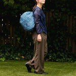Bolsa SHUPATTO Recycled Compact M 15 L Scent of Herbs, en modelo