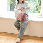 Bolsa SHUPATTO Recycled Compact M 15 L Warm Sunlight, en modelo
