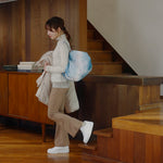 Bolsa SHUPATTO Recycled Compact M 15 L Sea of Clouds, en modelo