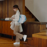 Bolsa SHUPATTO Recycled Compact M 15 L Sea of Clouds, en modelo