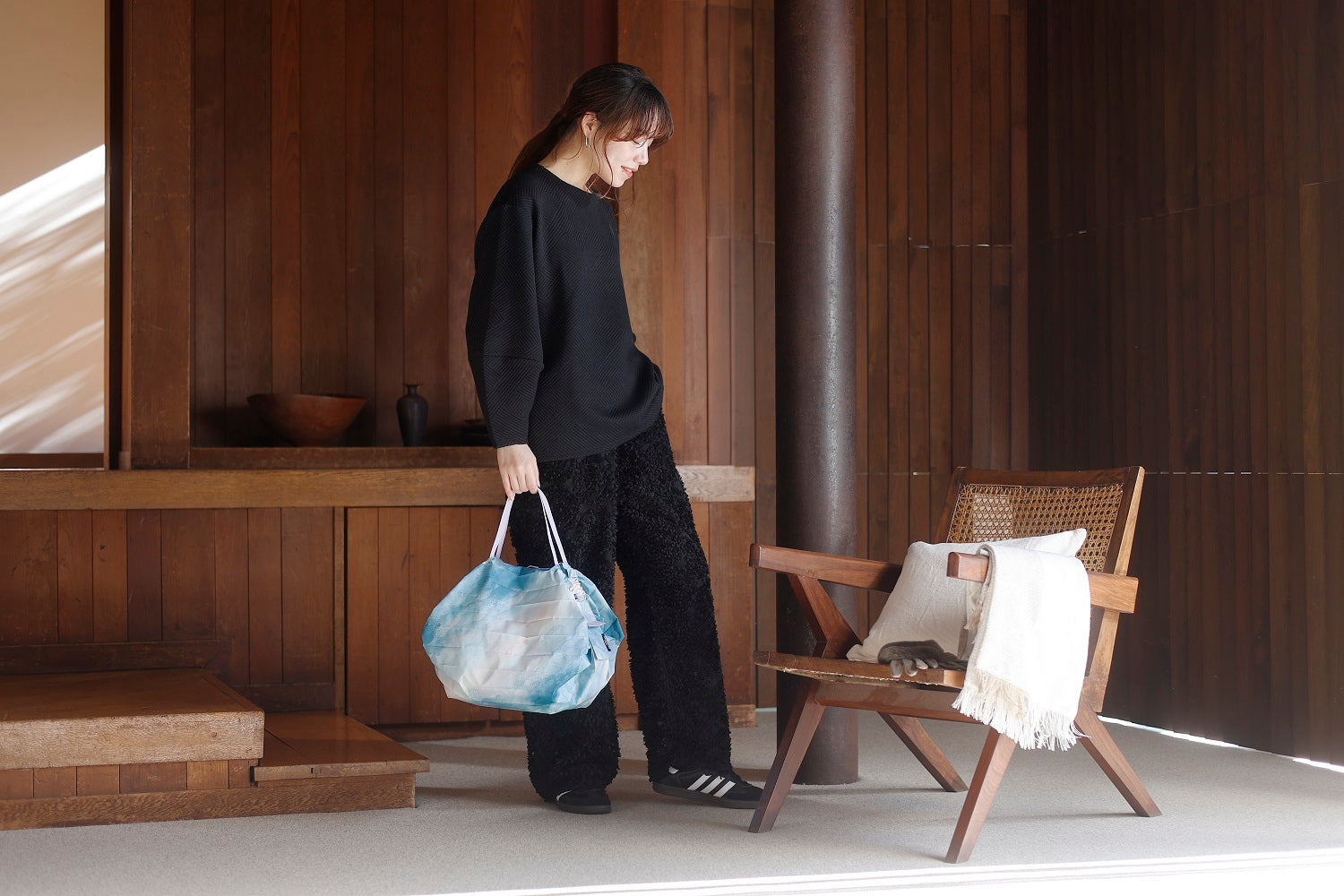 Bolsa SHUPATTO Recycled Compact M 15 L Sea of Clouds, en modelo
