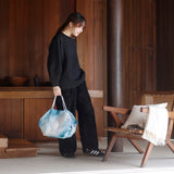 Bolsa SHUPATTO Recycled Compact M 15 L Sea of Clouds, en modelo