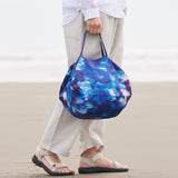 Bolsa SHUPATTO Recycled Compact M 15 L Sea Shells, en modelo